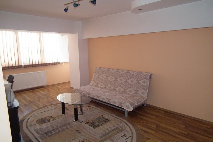 Piata Lahovari, Romana