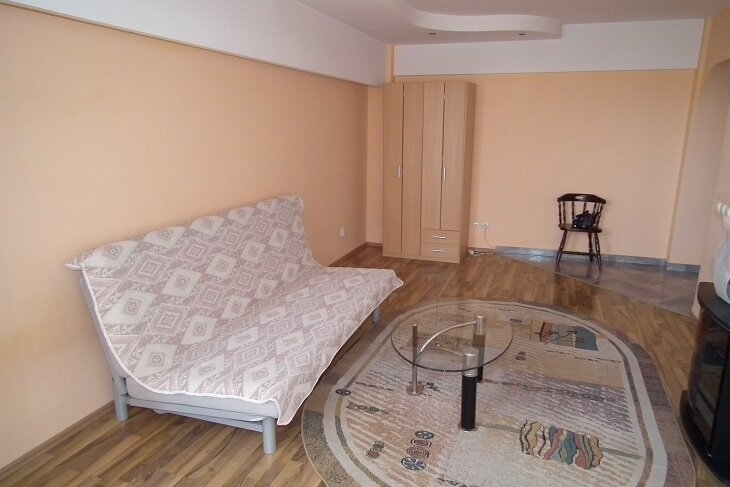 Piata Lahovari, Romana