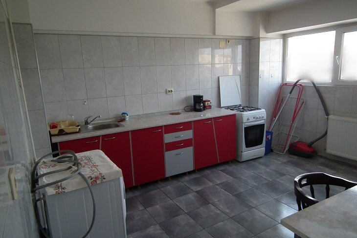 Piata Lahovari, Romana