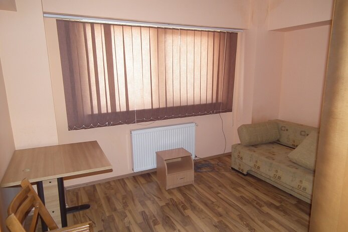 Piata Lahovari, Romana