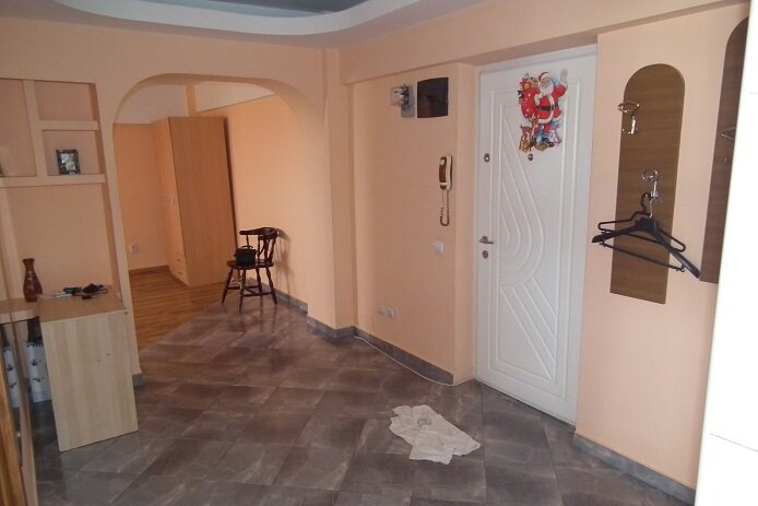 Piata Lahovari, Romana