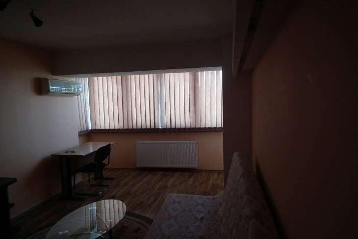 Piata Lahovari, Romana